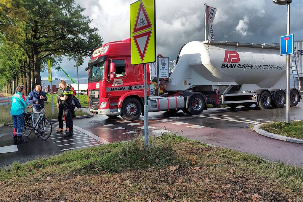 Overstekende fietser aangereden door vrachtwagen