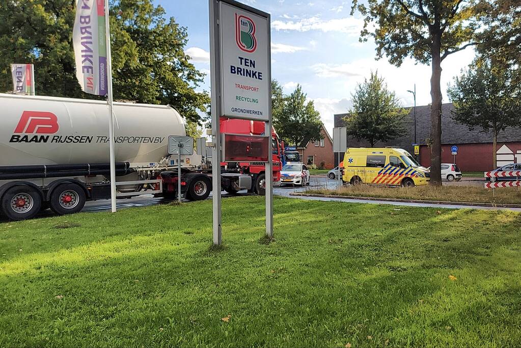 Overstekende fietser aangereden door vrachtwagen