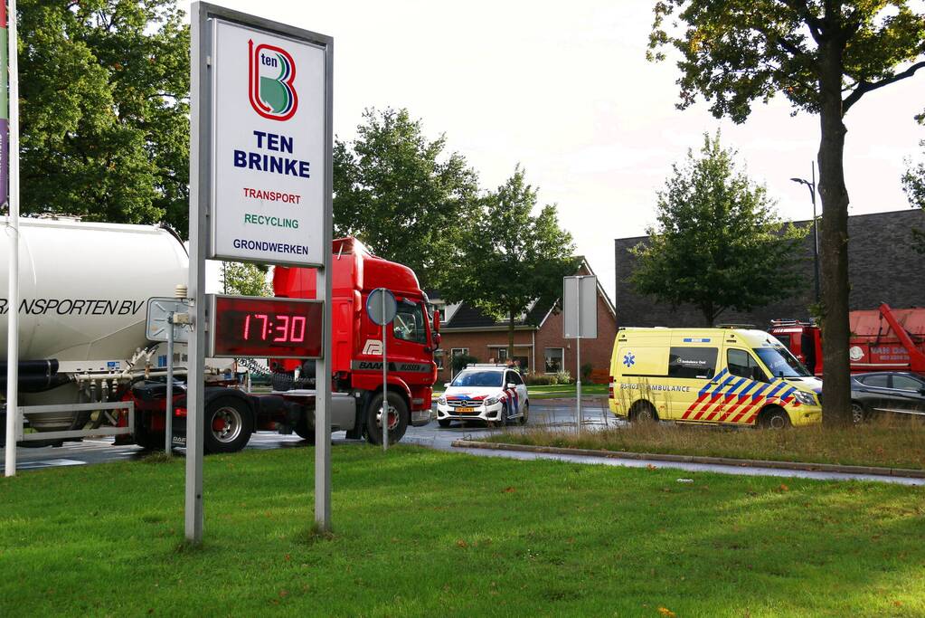 Overstekende fietser aangereden door vrachtwagen