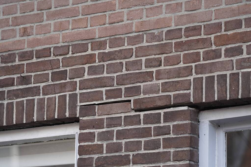 Scheuren in buitenmuren na verzakking