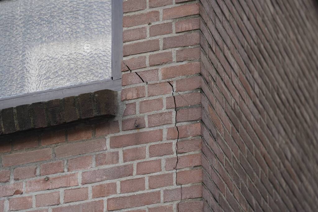 Scheuren in buitenmuren na verzakking