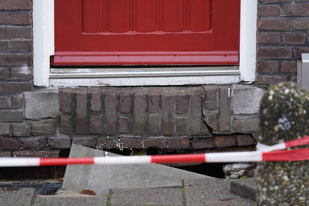 Scheuren in buitenmuren na verzakking