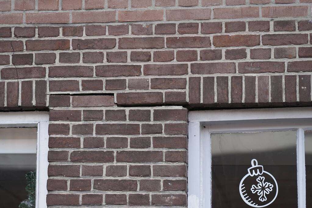 Scheuren in buitenmuren na verzakking