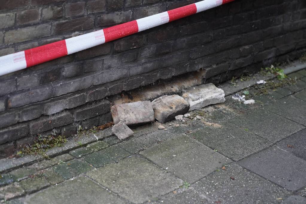 Scheuren in buitenmuren na verzakking