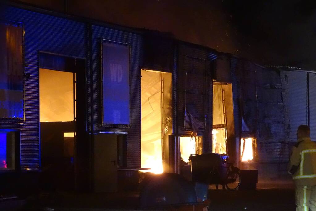 Brandweer druk bezig met bestrijden van grote brand