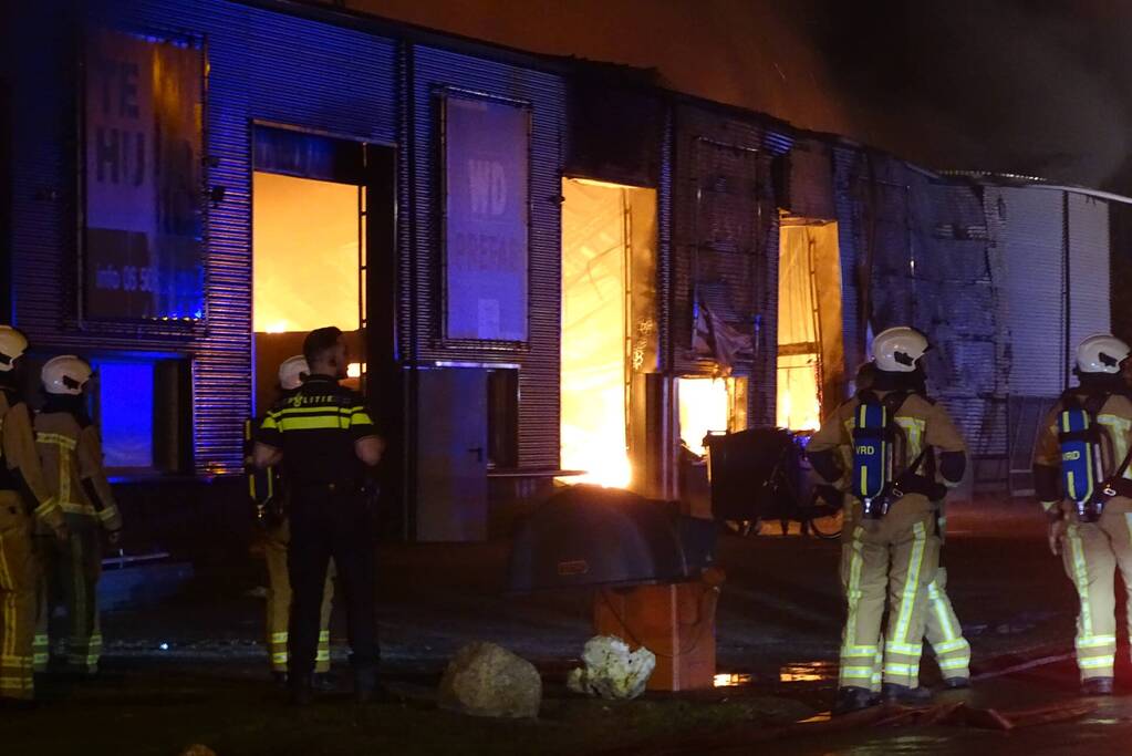 Brandweer druk bezig met bestrijden van grote brand