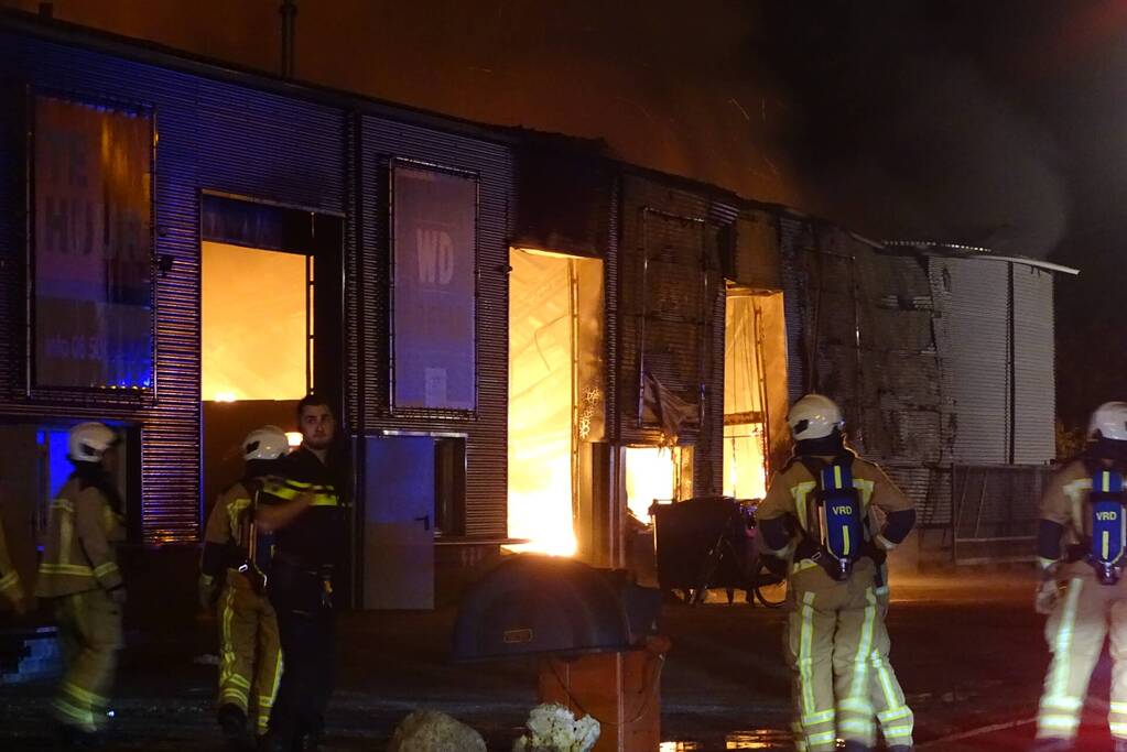 Brandweer druk bezig met bestrijden van grote brand