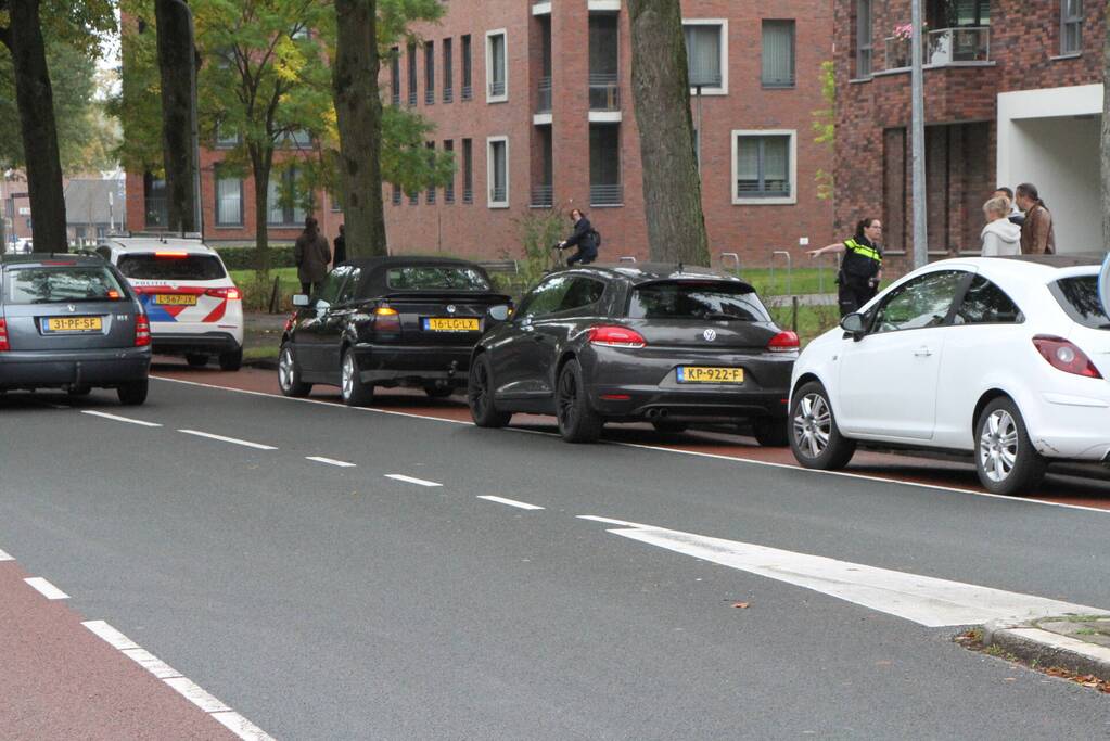 Drie auto's botsen op elkaar