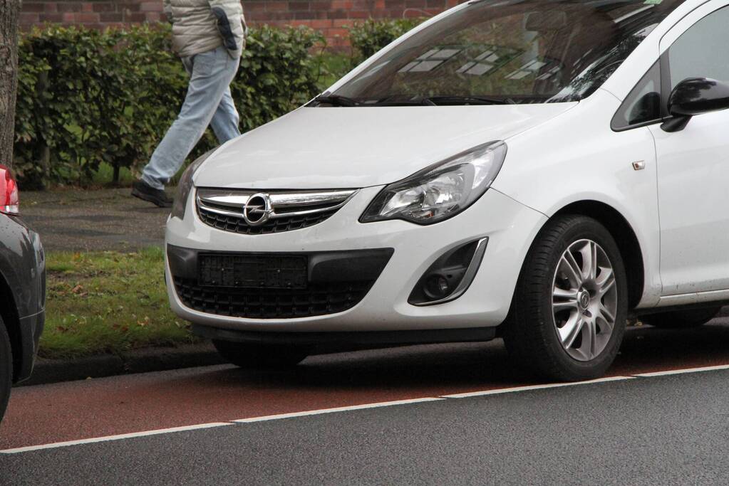 Drie auto's botsen op elkaar