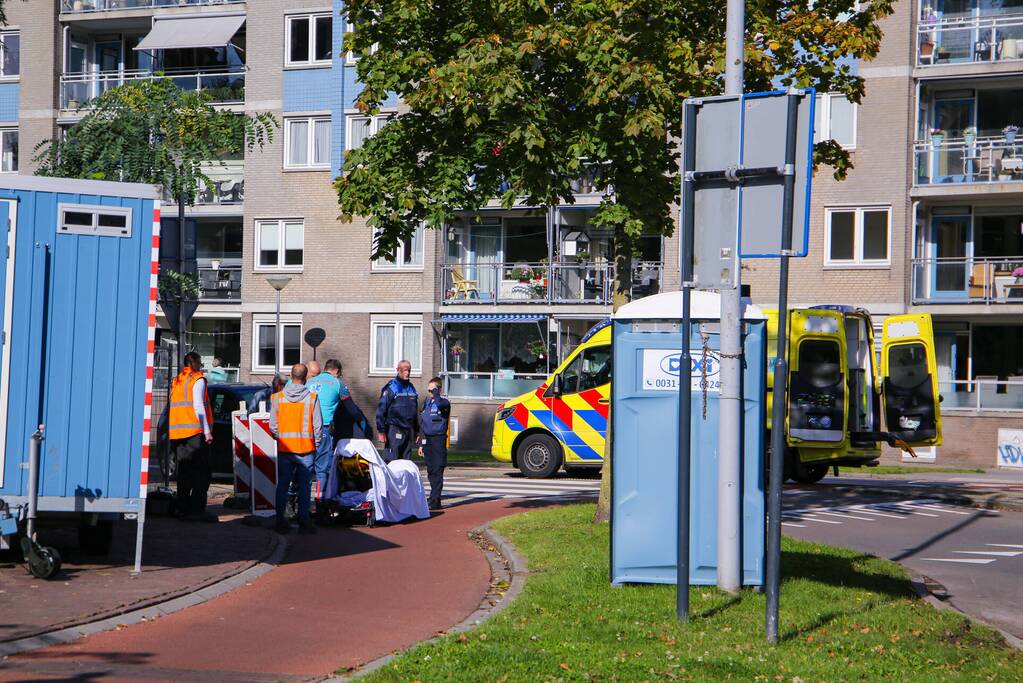 Vrouw gaat onderuit met fiets