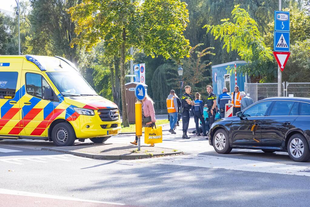 Vrouw gaat onderuit met fiets