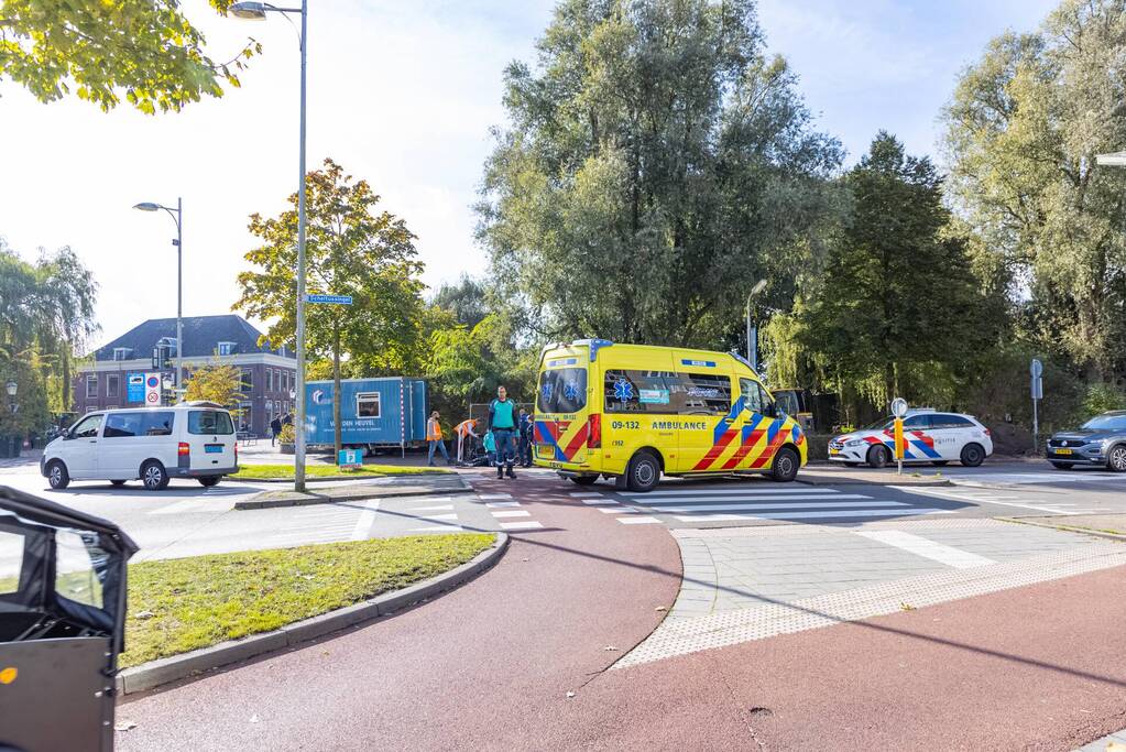 Vrouw gaat onderuit met fiets
