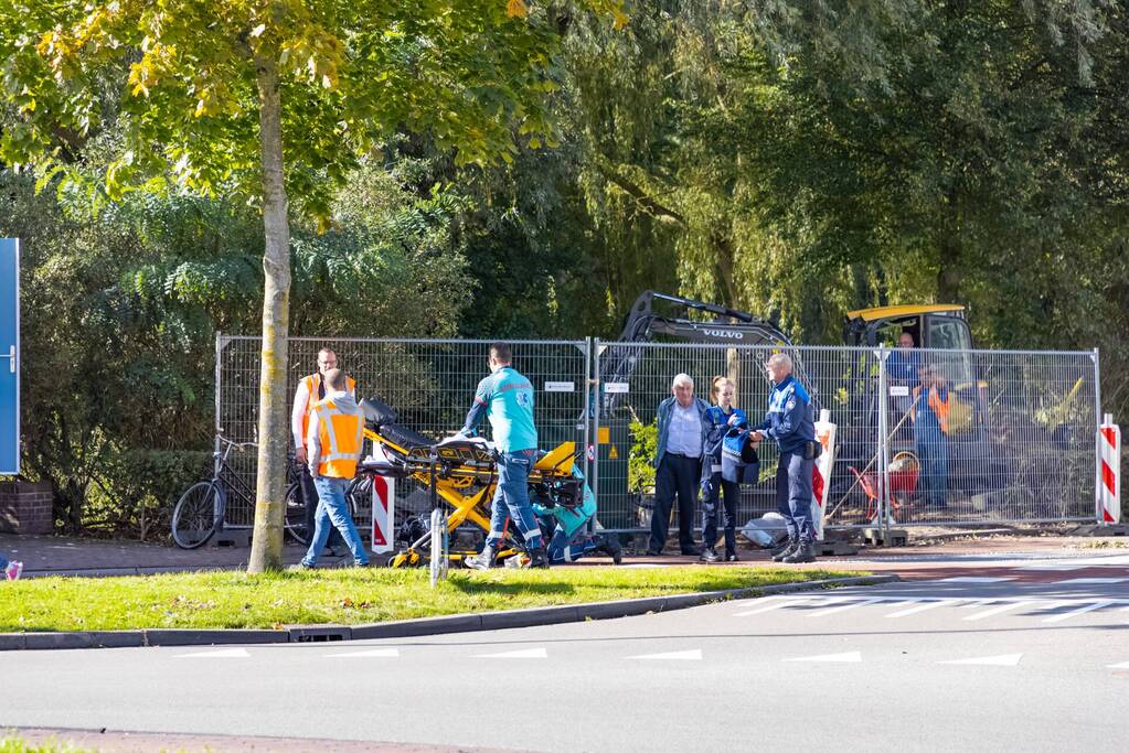Vrouw gaat onderuit met fiets