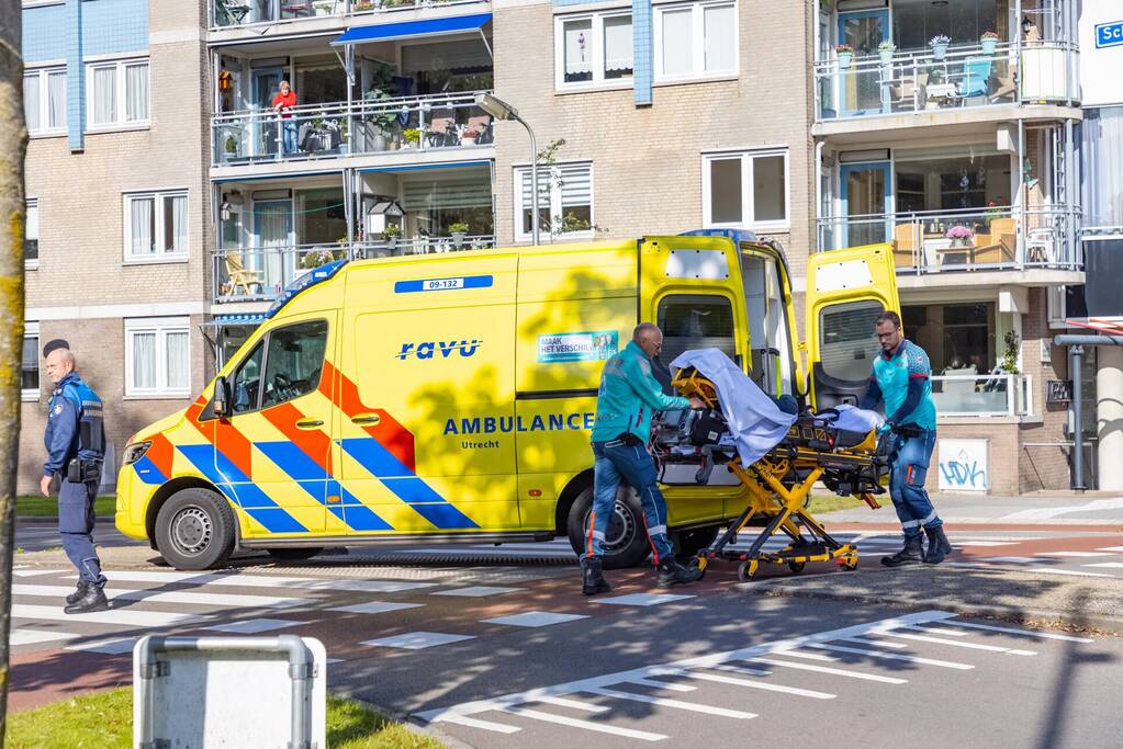 Vrouw gaat onderuit met fiets
