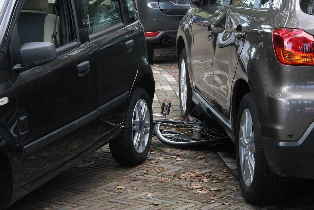 Fietser aangereden door auto