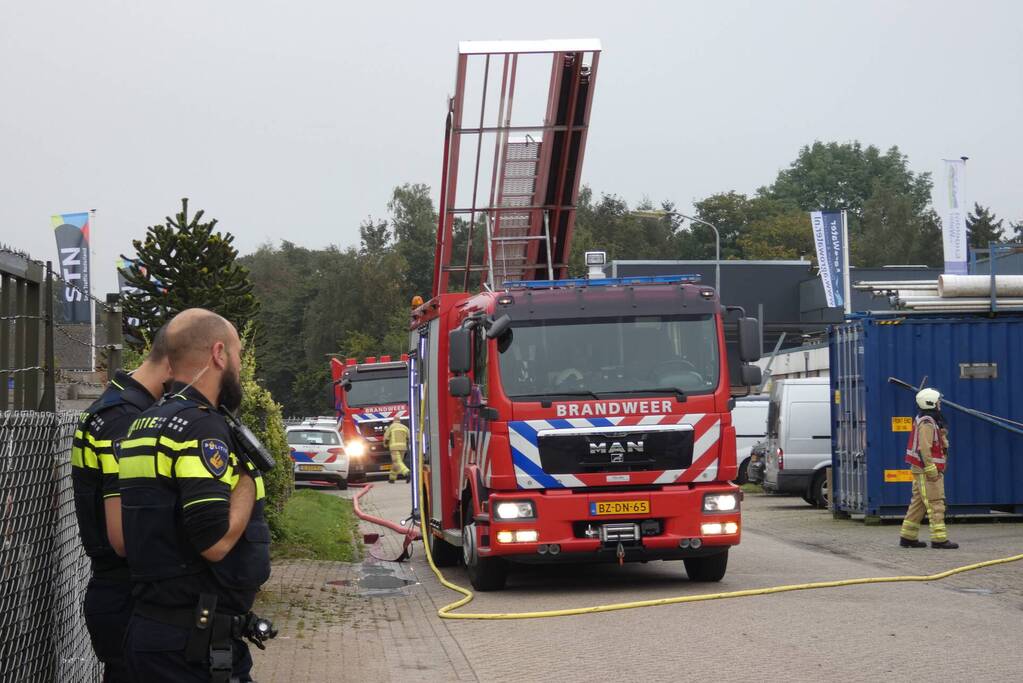 Brand op dak van bedrijfspand