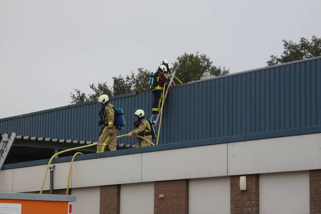 Brand op dak van bedrijfspand