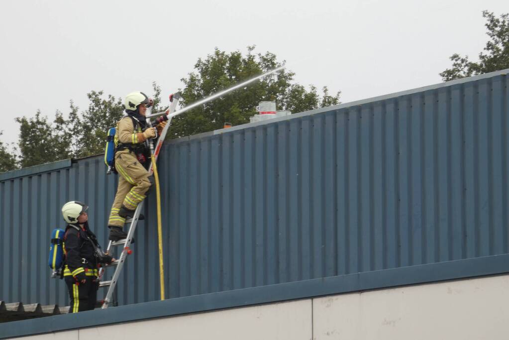 Brand op dak van bedrijfspand
