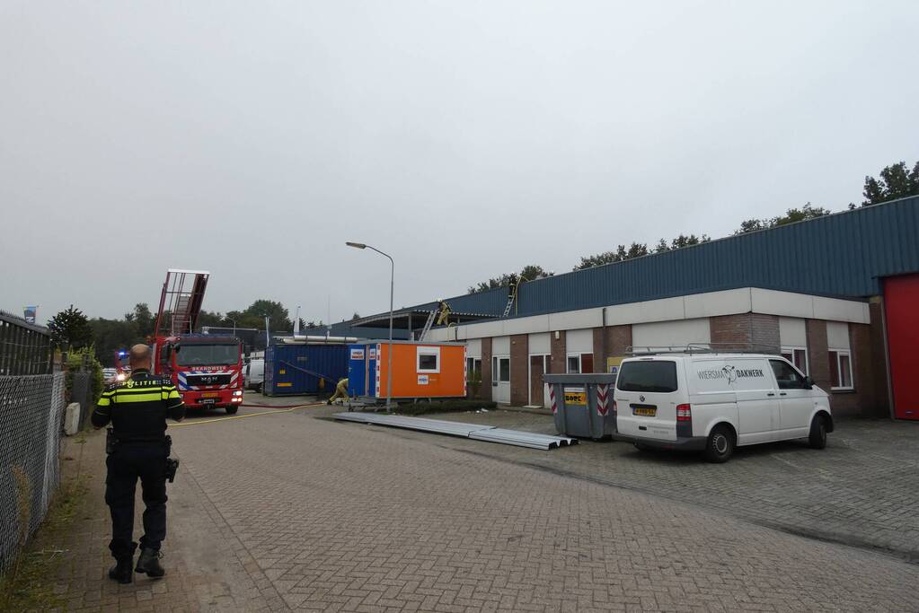Brand op dak van bedrijfspand