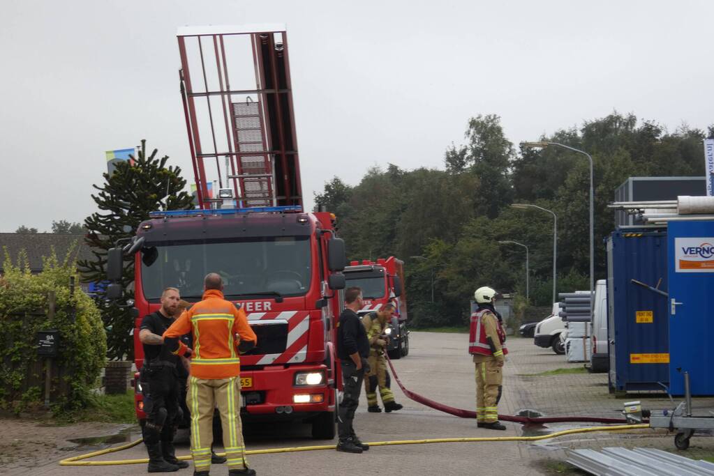 Brand op dak van bedrijfspand