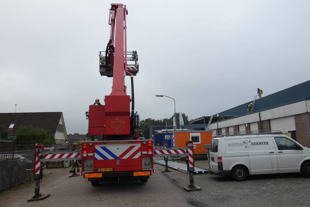 Brand op dak van bedrijfspand
