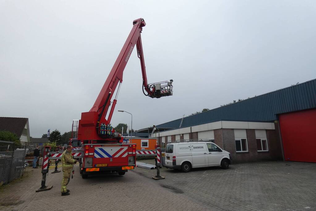 Brand op dak van bedrijfspand