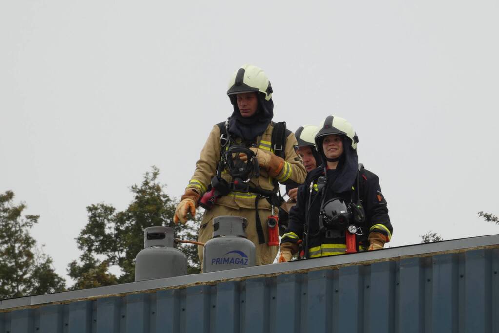 Brand op dak van bedrijfspand