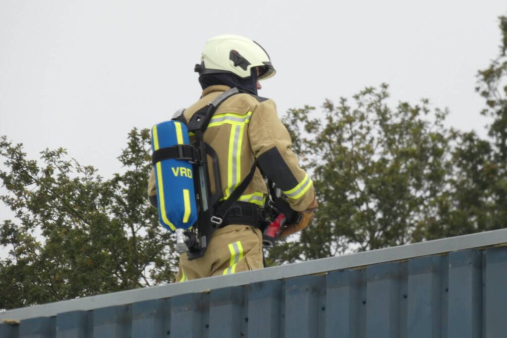 Brand op dak van bedrijfspand
