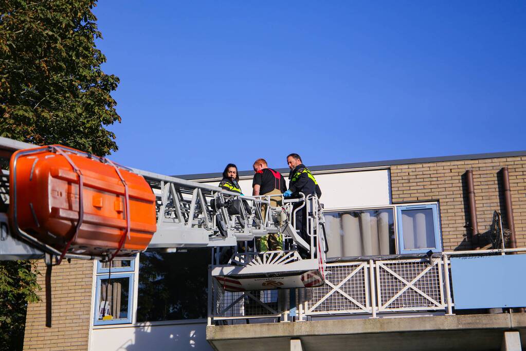 Politie controleert woning met behulp van hoogwerker