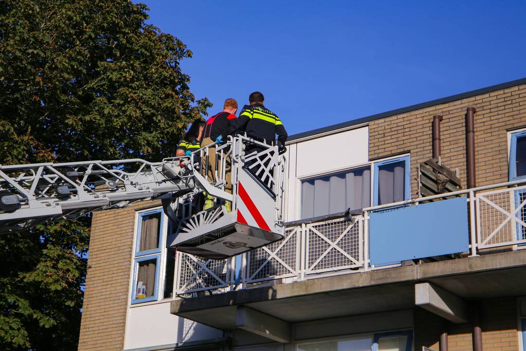 Politie controleert woning met behulp van hoogwerker