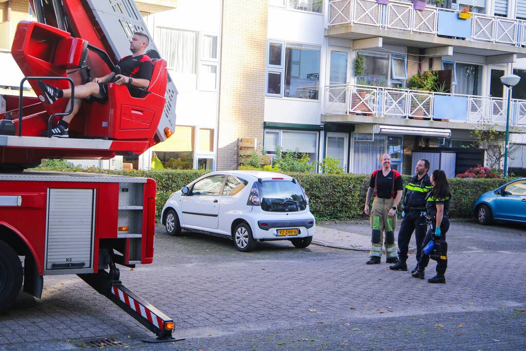 Politie controleert woning met behulp van hoogwerker