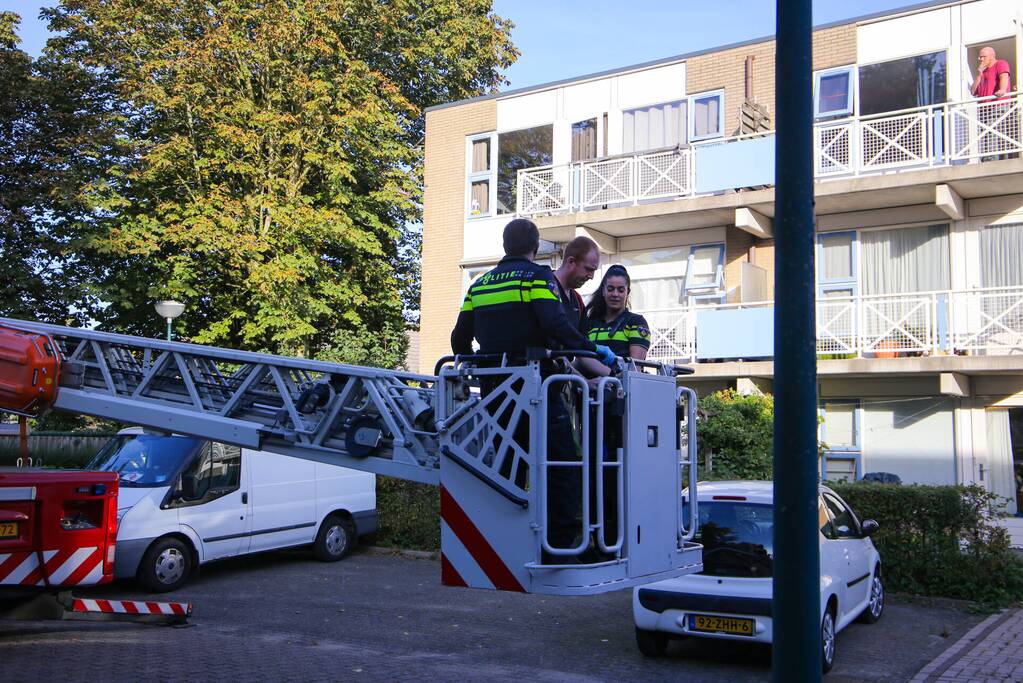Politie controleert woning met behulp van hoogwerker