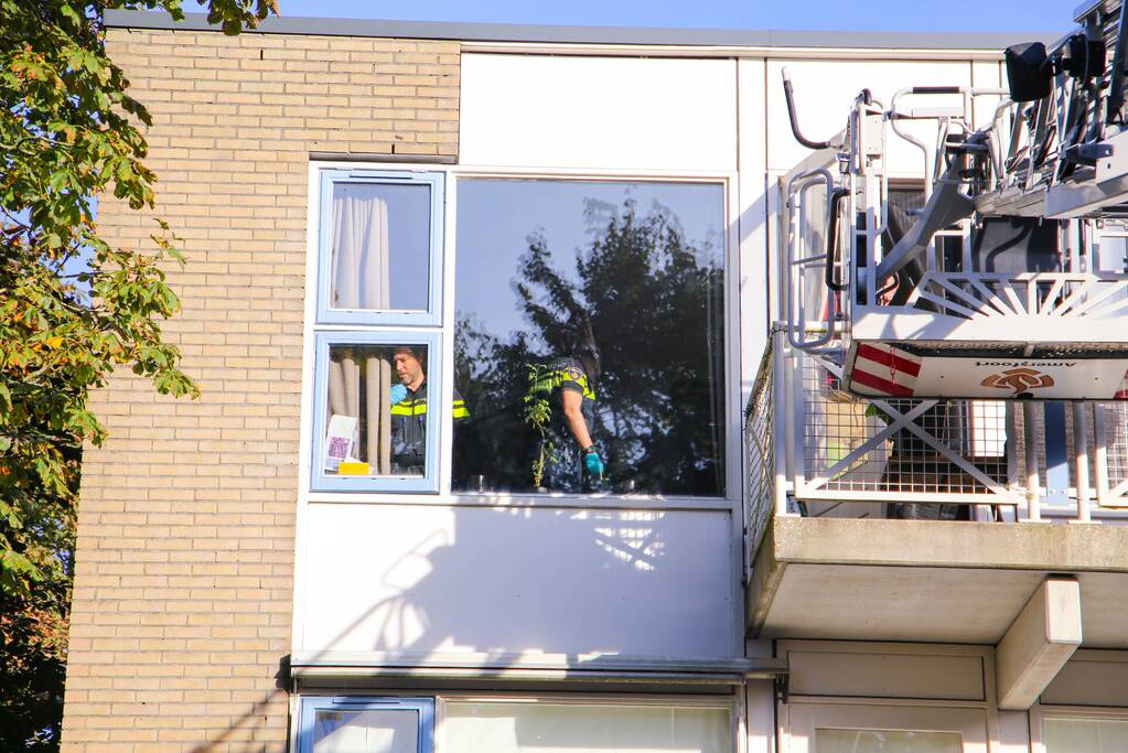 Politie controleert woning met behulp van hoogwerker