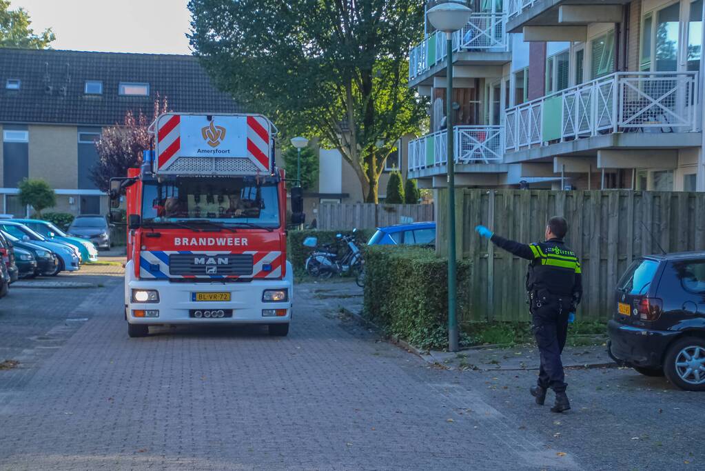Politie controleert woning met behulp van hoogwerker