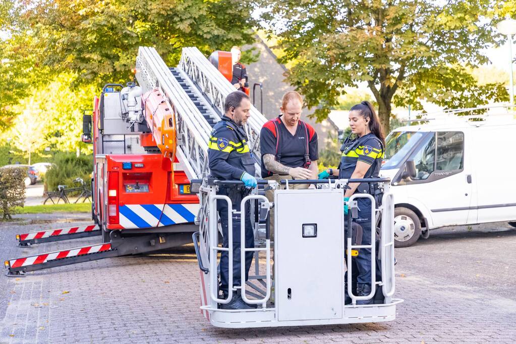 Politie controleert woning met behulp van hoogwerker