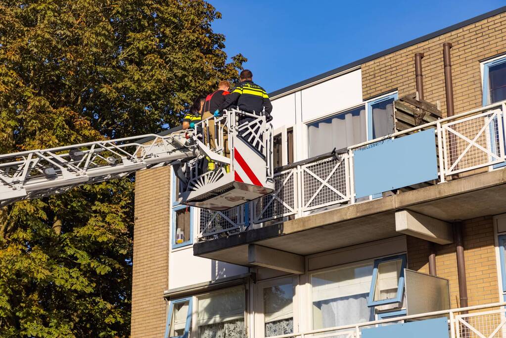 Politie controleert woning met behulp van hoogwerker