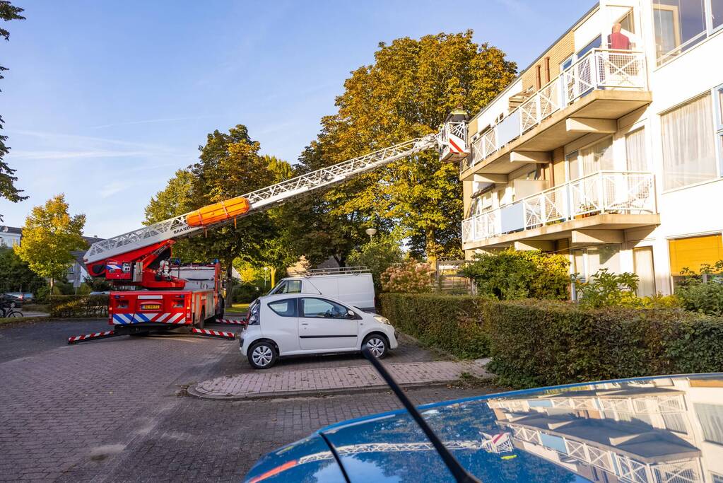 Politie controleert woning met behulp van hoogwerker