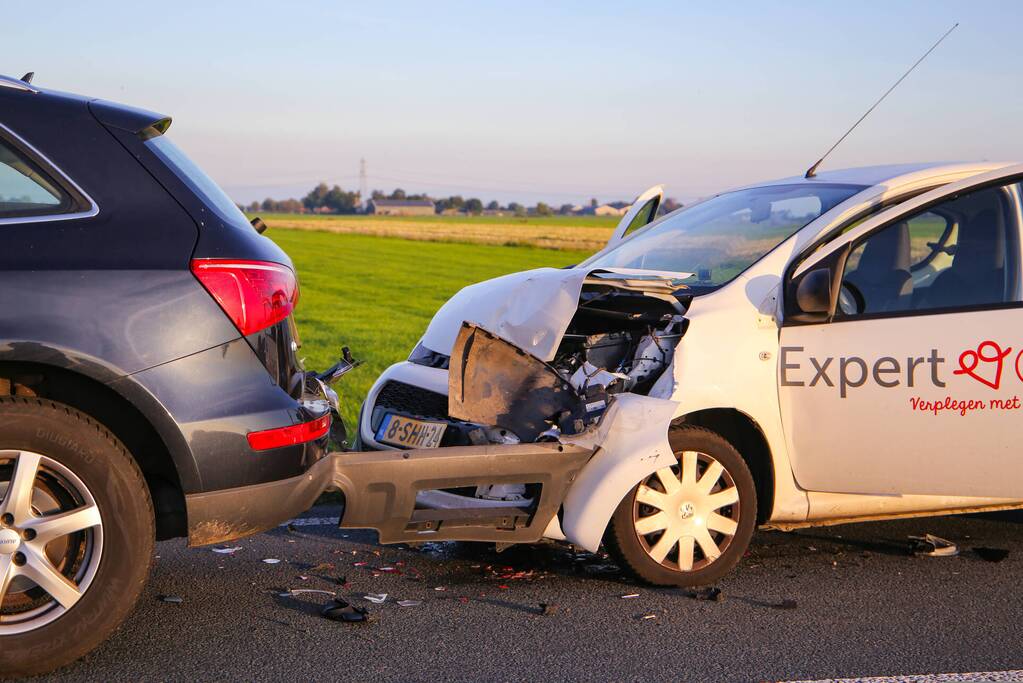 Kop-staartbotsing met lesauto