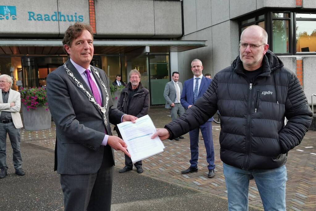 Inwoners bieden petitie aan burgemeester voor openhouden brandweerkazerne