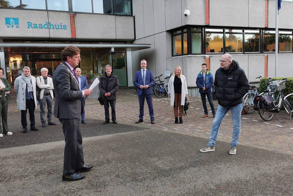 Inwoners bieden petitie aan burgemeester voor openhouden brandweerkazerne