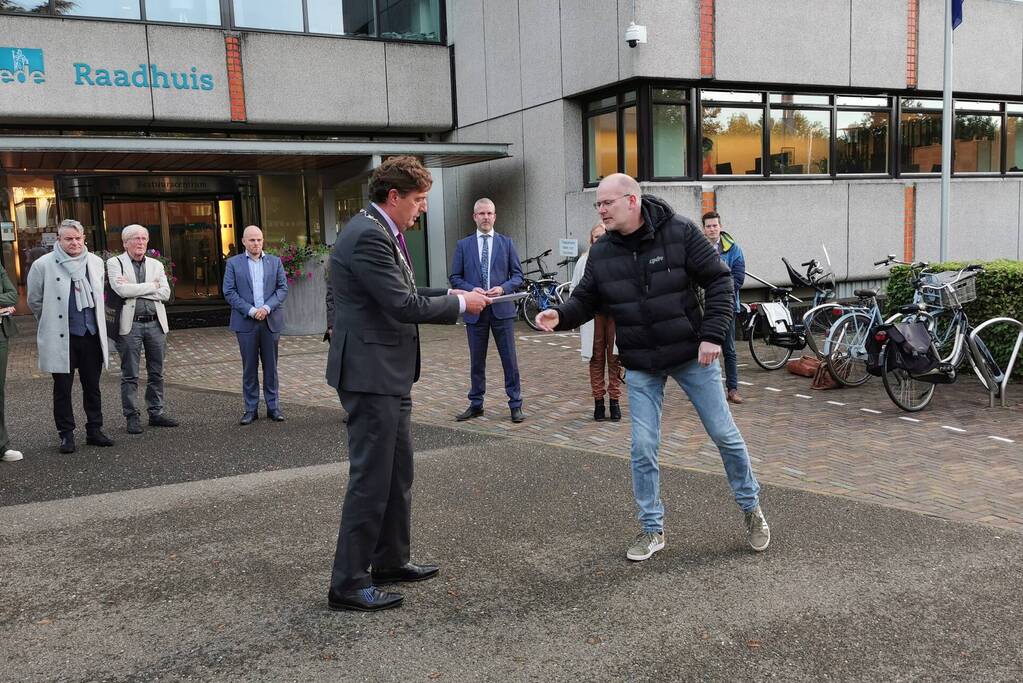 Inwoners bieden petitie aan burgemeester voor openhouden brandweerkazerne