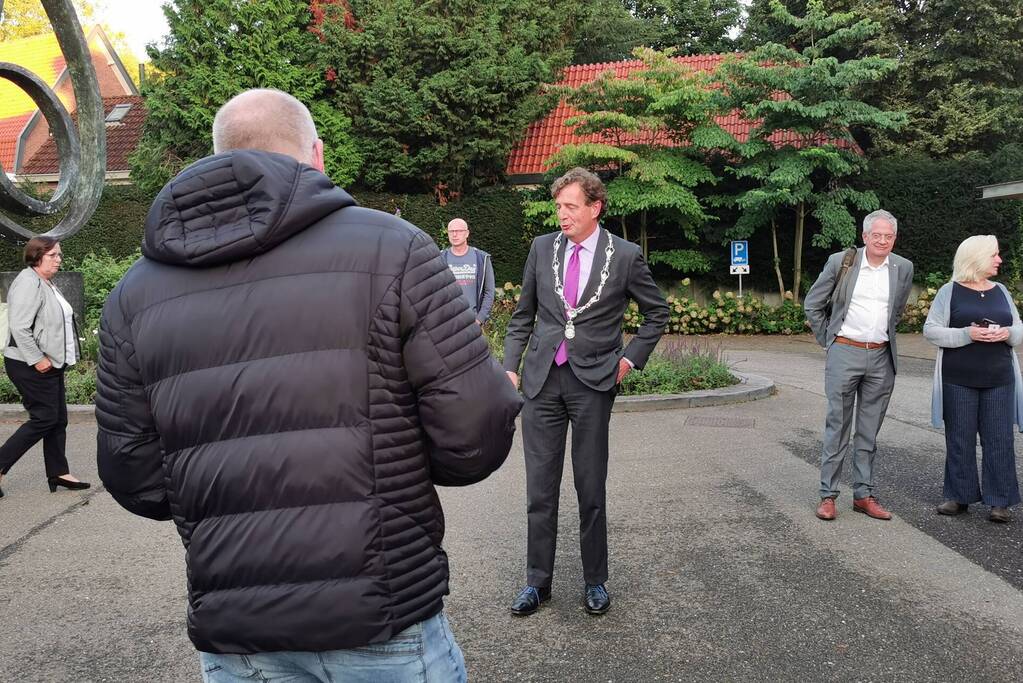 Inwoners bieden petitie aan burgemeester voor openhouden brandweerkazerne