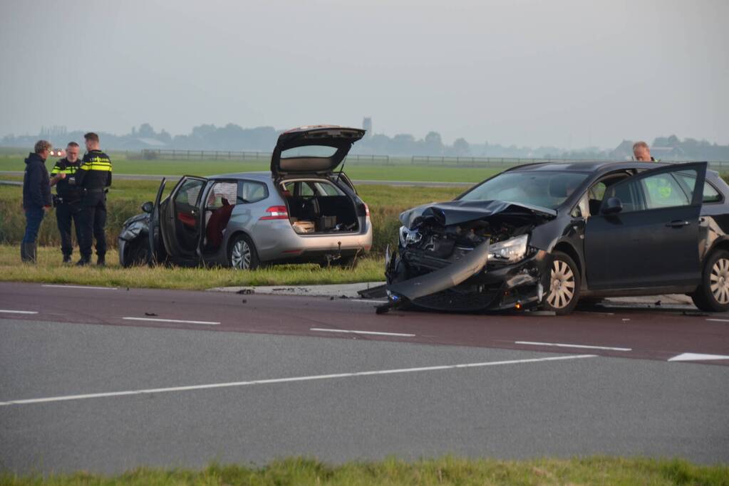 Veel schade bij ongeval tussen twee auto's