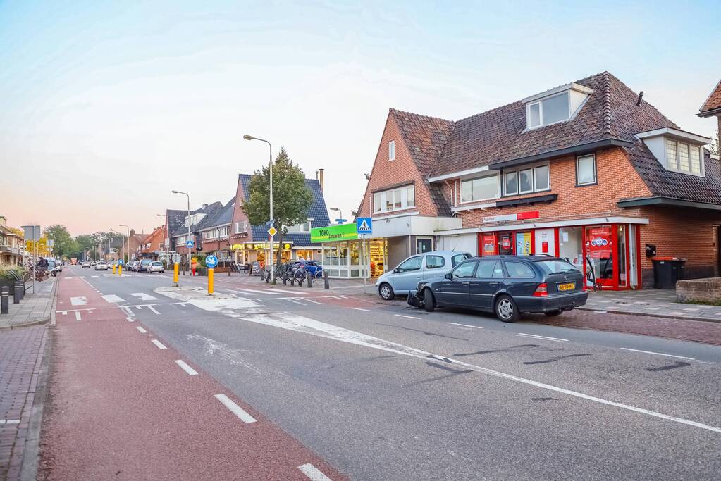 Mercedes botst op geparkeerde auto
