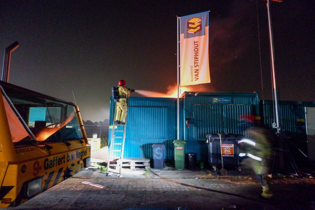 Uitslaande brand in bouwkeet