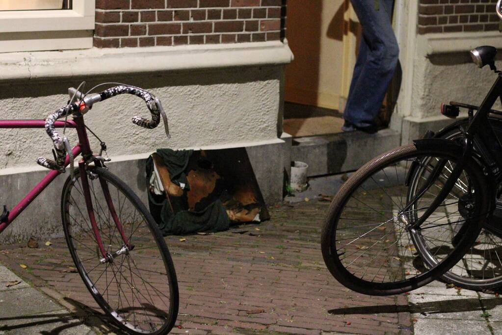 Schilderij vat vlam in woning