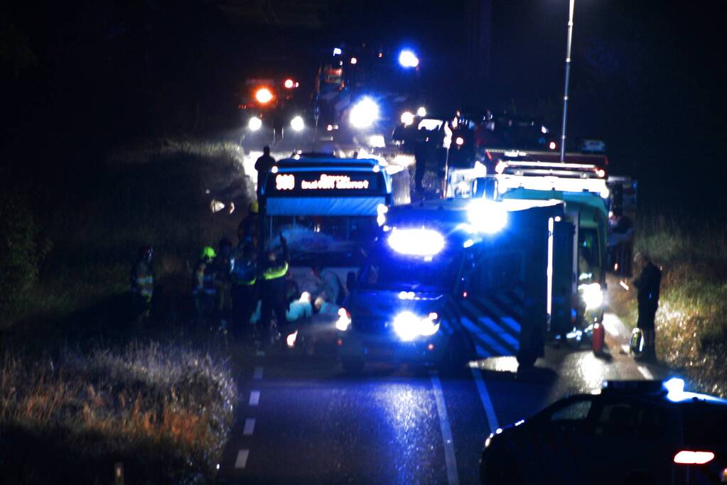 Dode en flinke schade bij aanrijding meerdere voertuigen