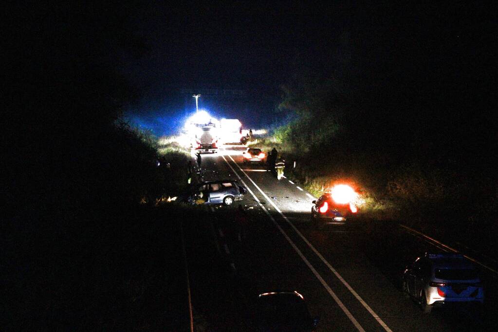 Dode en flinke schade bij aanrijding meerdere voertuigen