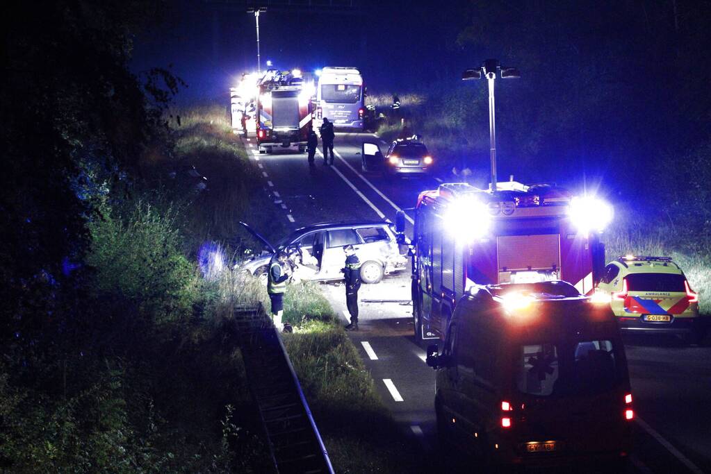 Dode en flinke schade bij aanrijding meerdere voertuigen