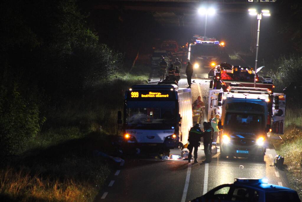 Dode en flinke schade bij aanrijding meerdere voertuigen